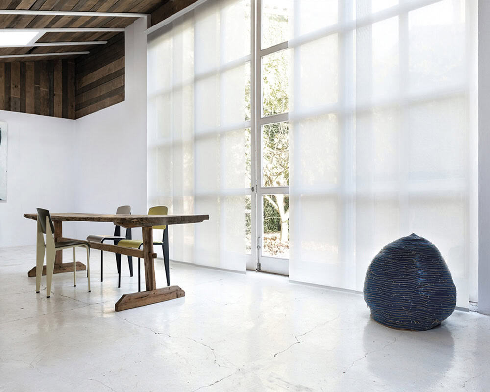 Paneles Deslizantes Traslúcidos en una sala minimalista