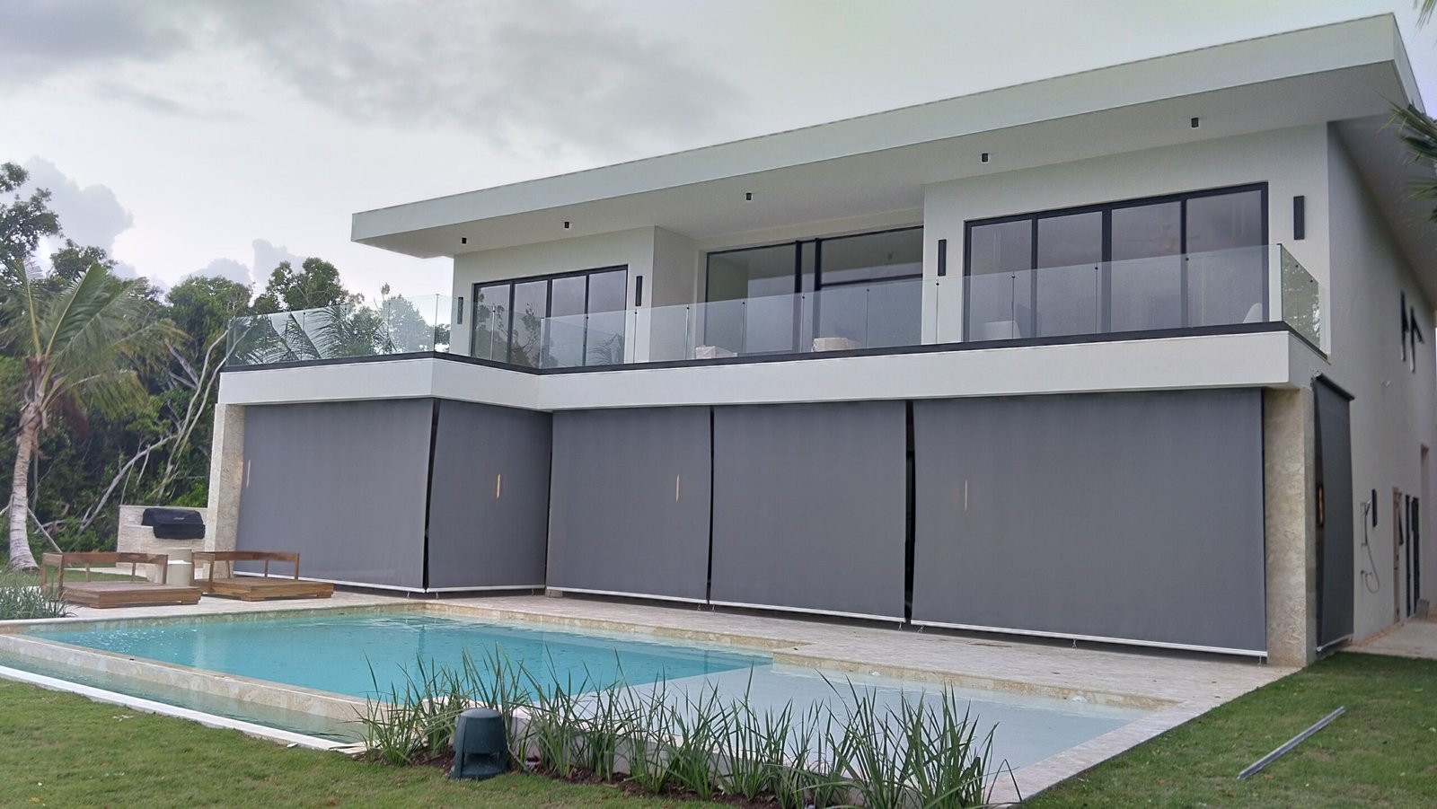 Cortinas Perma instaladas en casa lujosa con piscina