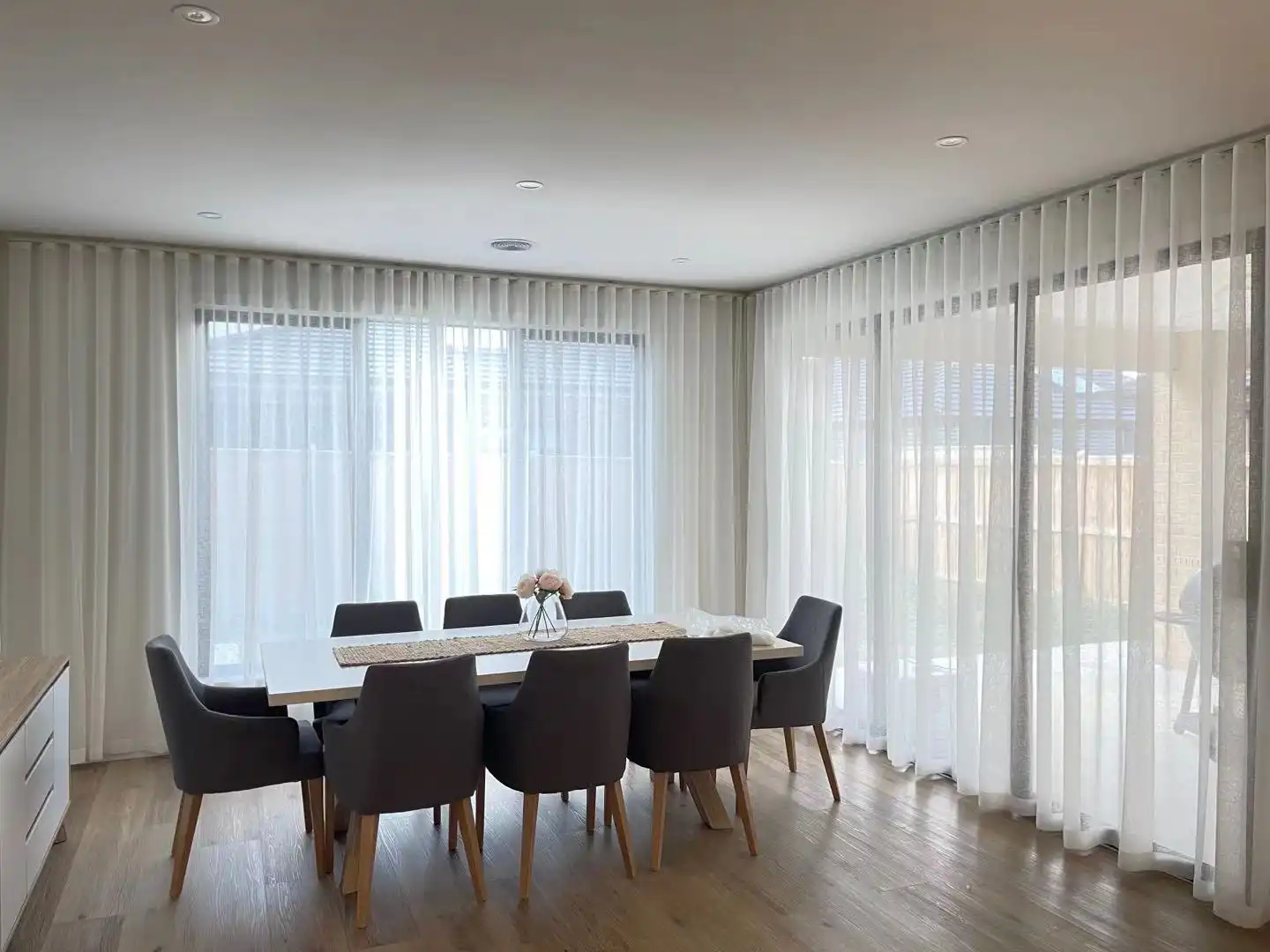 Cortinas de ondas perfectas instaladas en un comedor