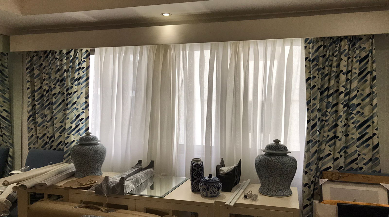 Cortinas tachonadas instaladas juntas en una sala
