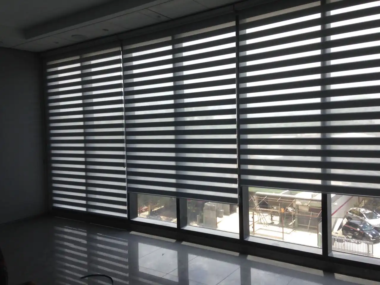 Cortinas Ripple Fold installed in a contemporary interior