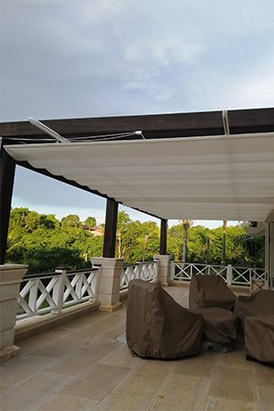 Palillería instalada en balcón de una casa en Punta Cana