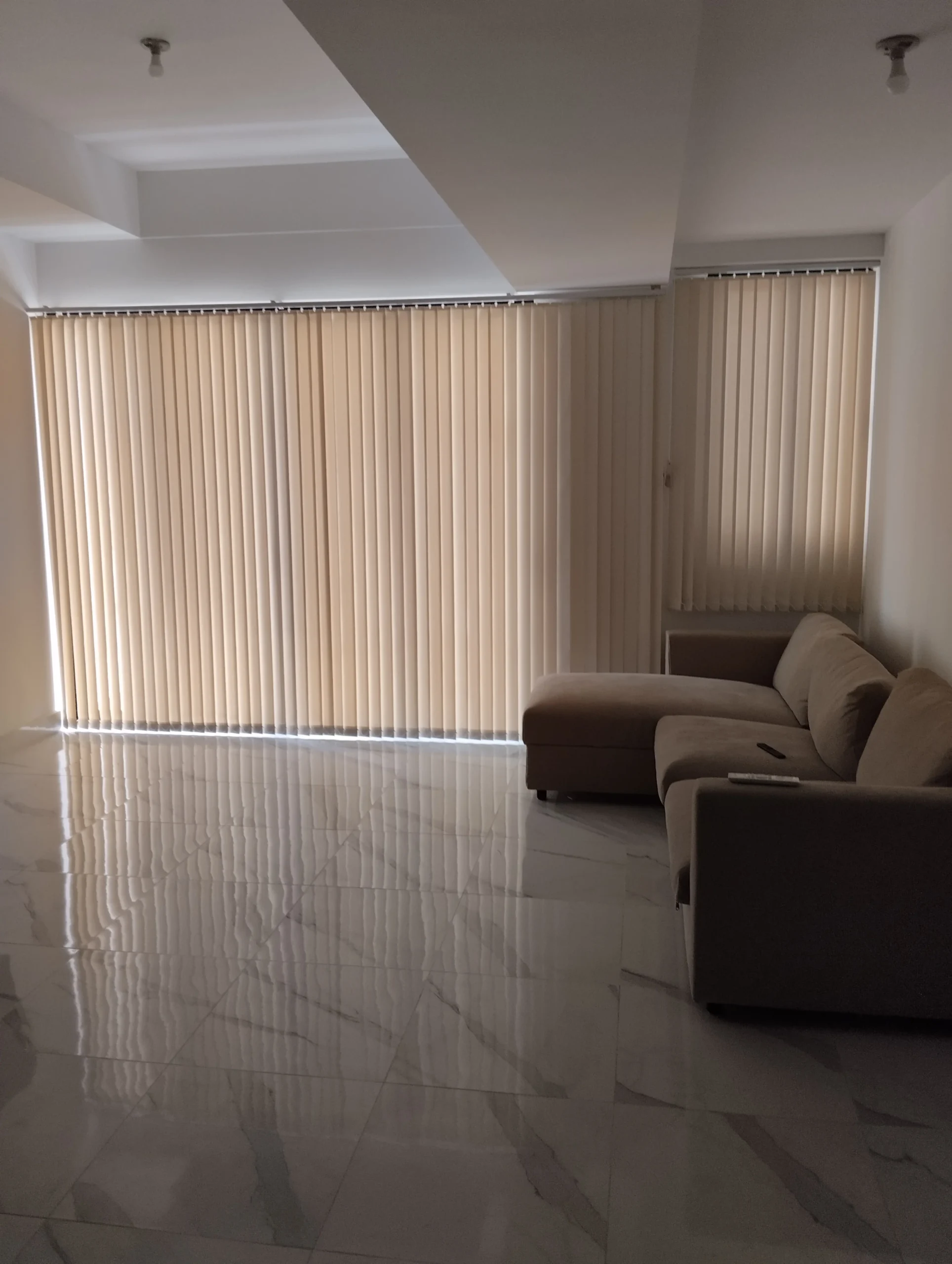 Cortina vertical blackout instalada en estudio para crear ambiente oscuro