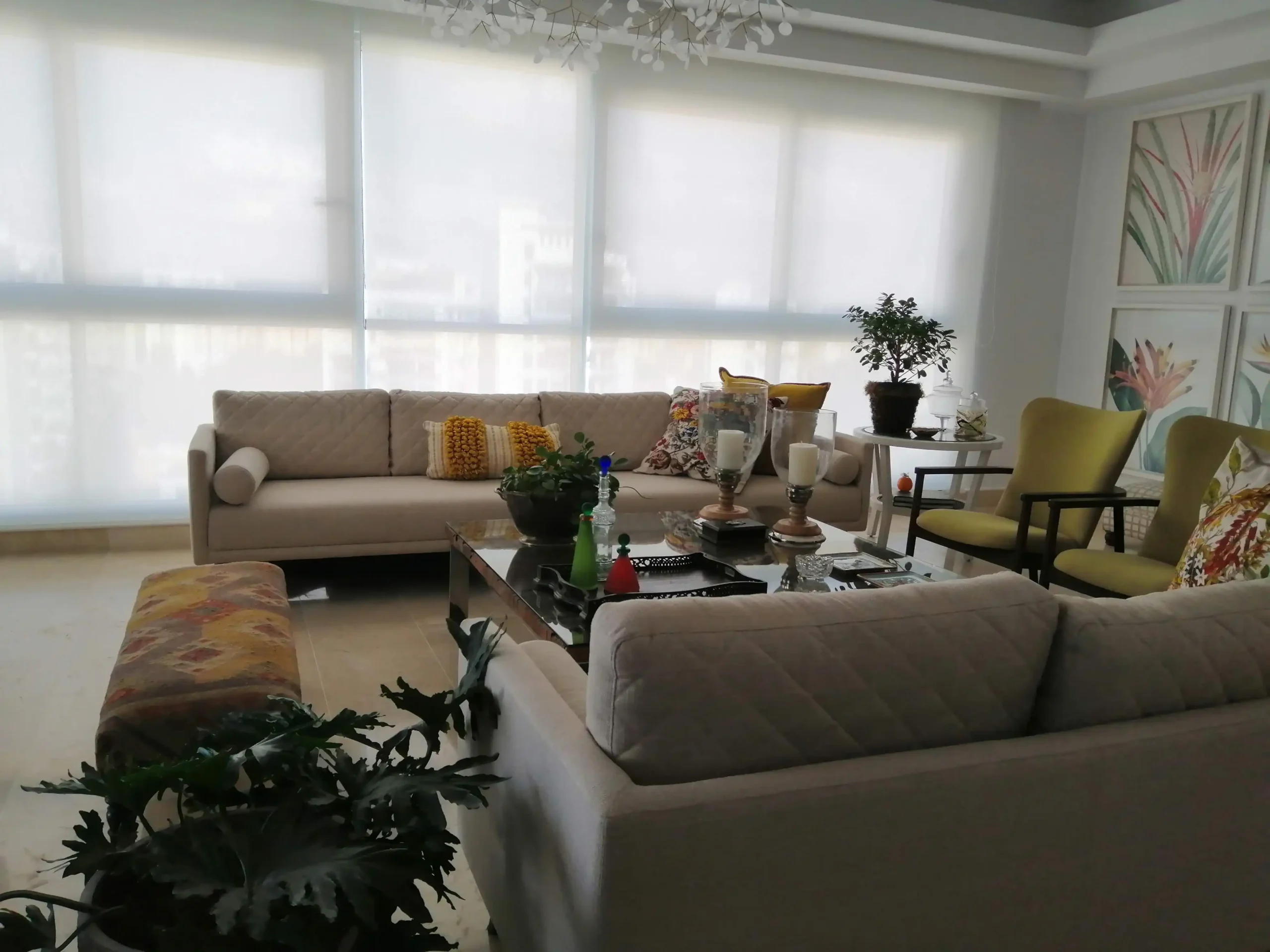 Paneles deslizantes instalados por Blinds Company en una sala