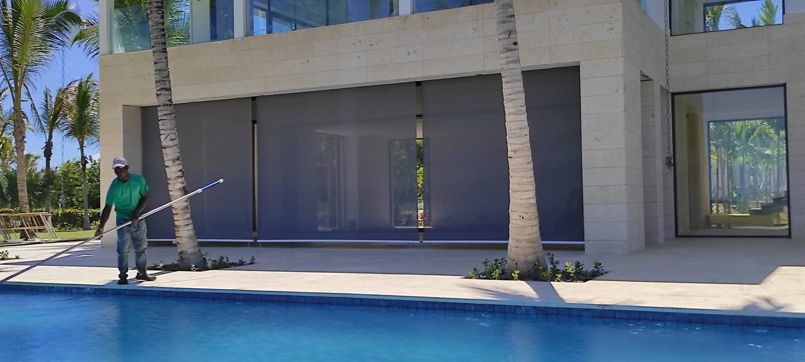 Cortinas Perma instaladas en hogar frente a la piscina en Punta Cana