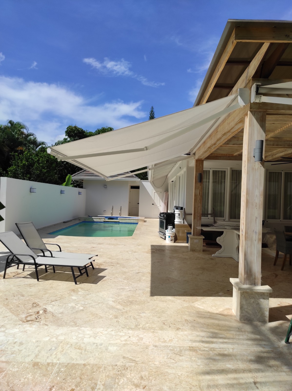 Toldo instalado por Blinds Company