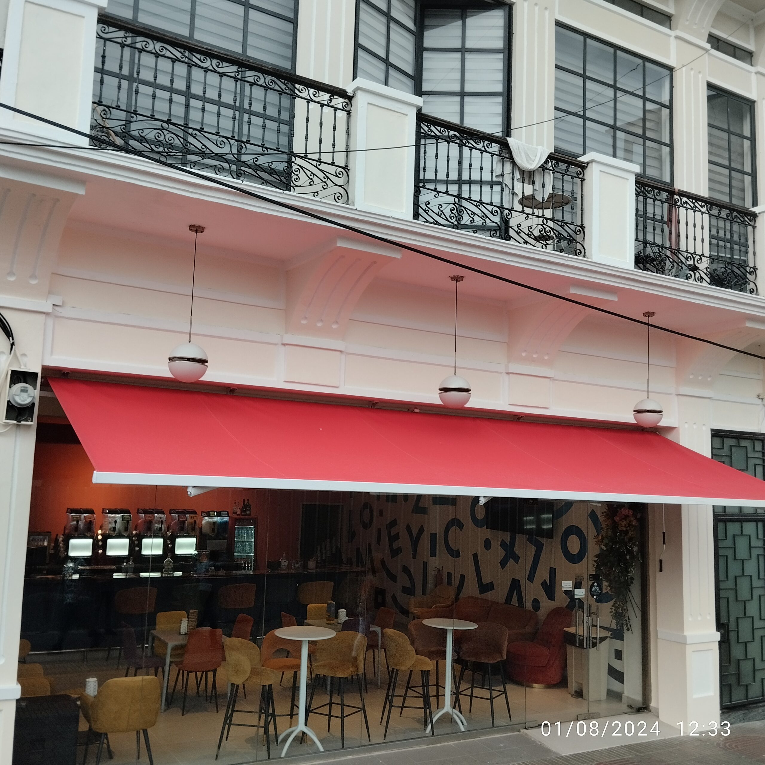 Toldo instalado con tela de lona roja en un restaurante