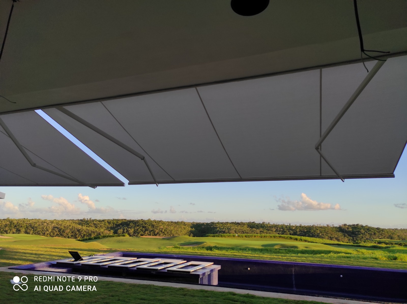toldo retractil instalado en una villa