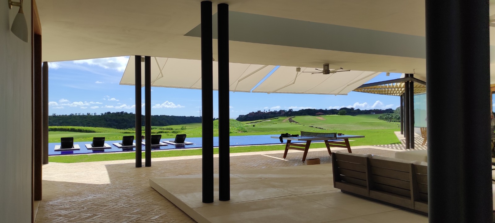 Toldo retráctil para exterior de una casa lujosa con piscina