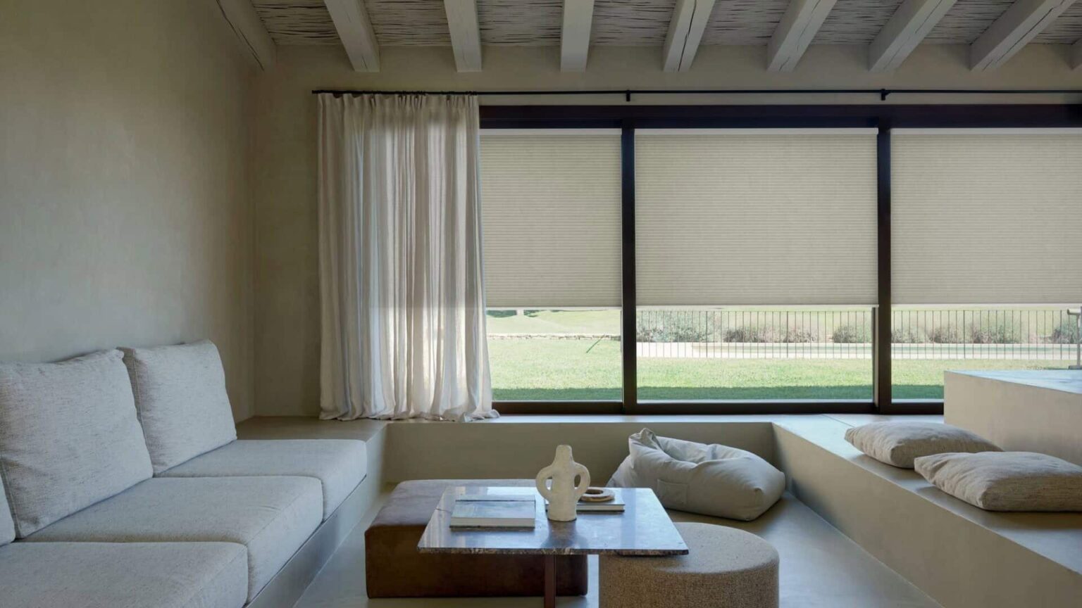 Cortinas enrollables y visillo en la sala