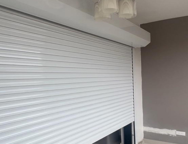 Shutter instalado en balcón para protección y privacidad
