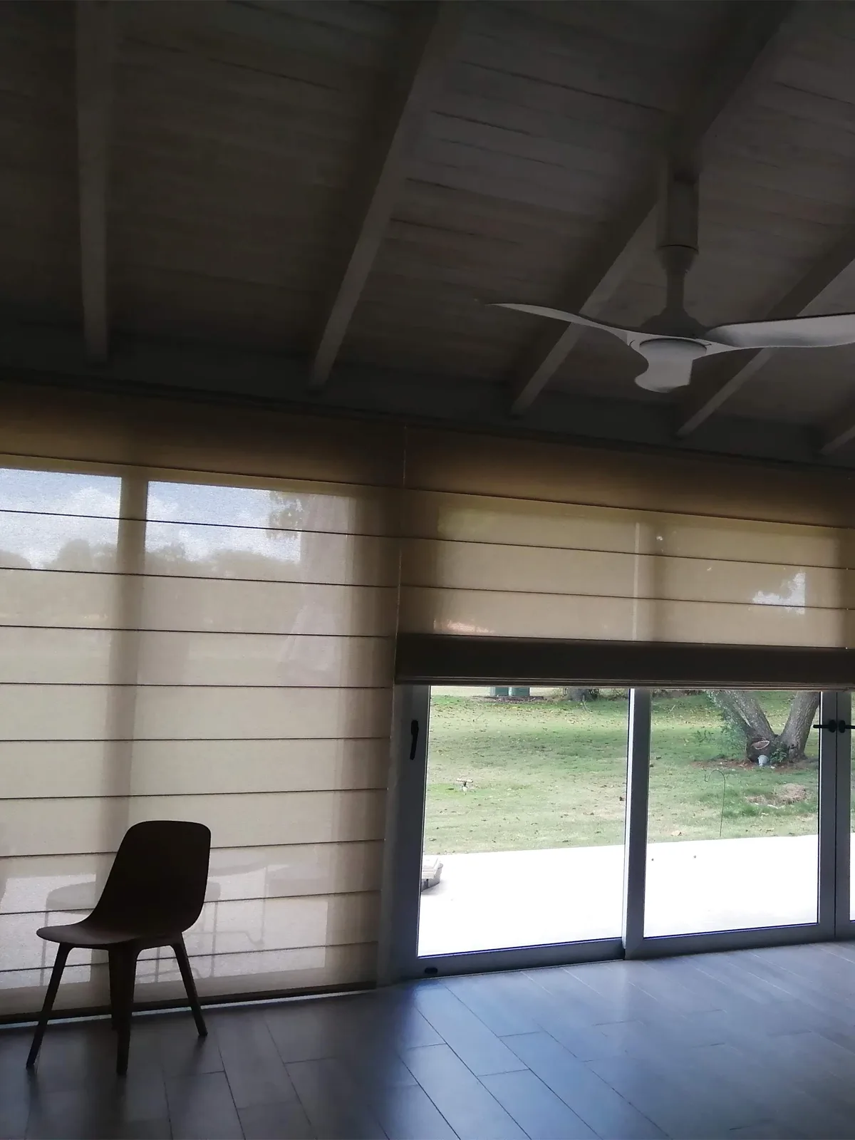 Gazebo con ventanales con vista hacia el patio con cortinas romana screen en La Romana