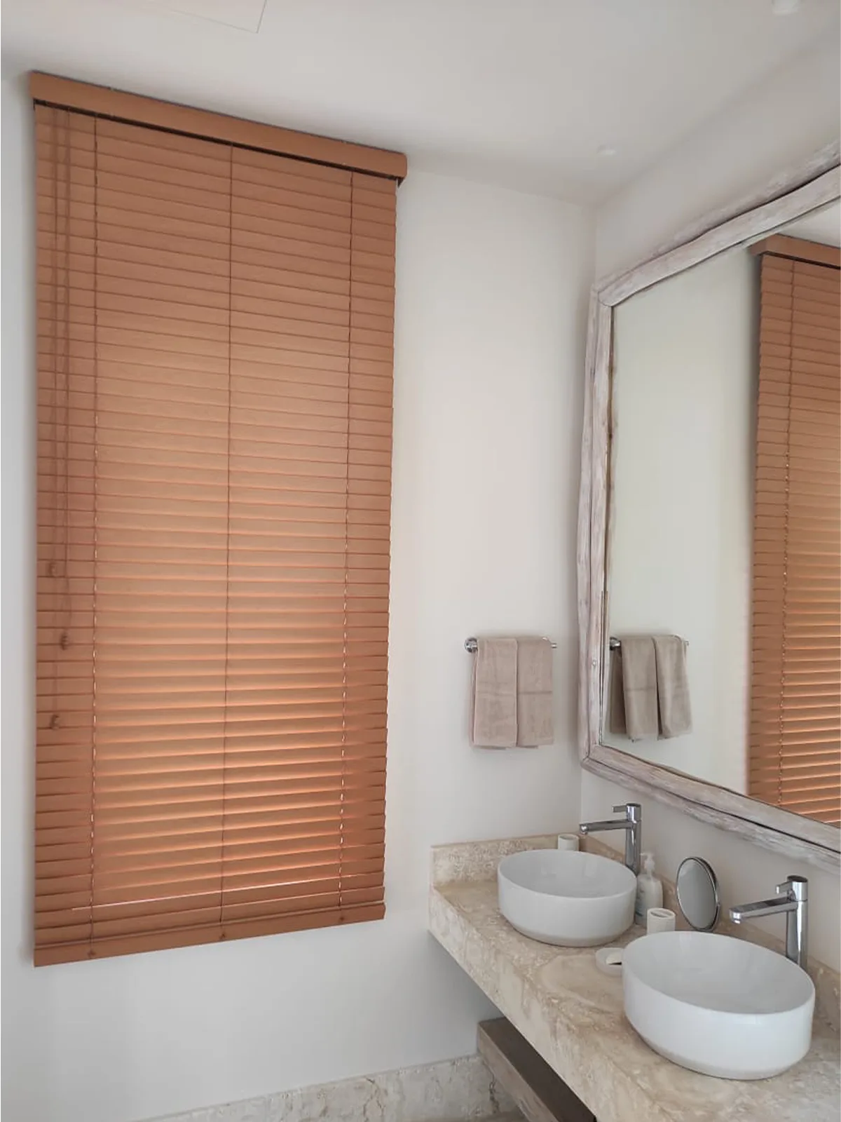 Veneciana de madera cerrada instalada en un baño contemporáneo
