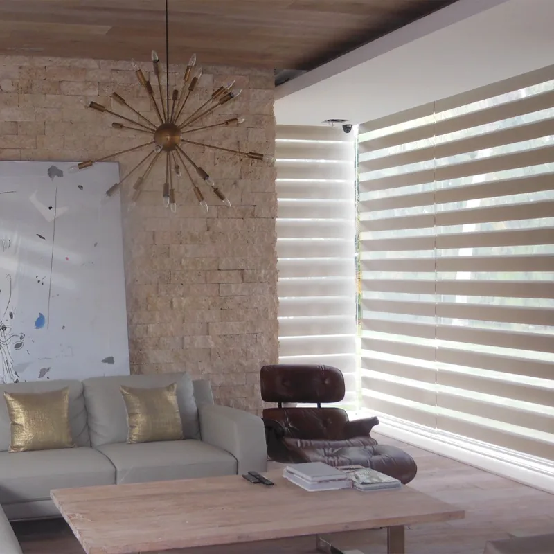 Cortina Zebra Dim-out Parga en estudio moderno con ventanales esquineros