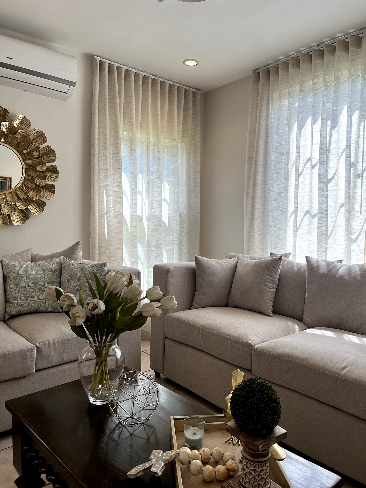 Cortinas de ondas perfectas con visillo en sala con ventanales amplios