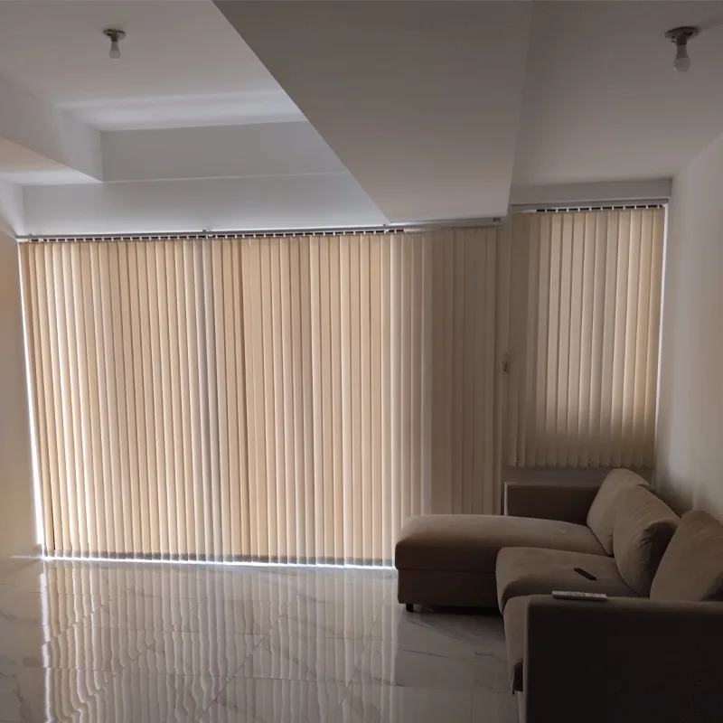 Cortinas verticales en sala con ventanales amplios