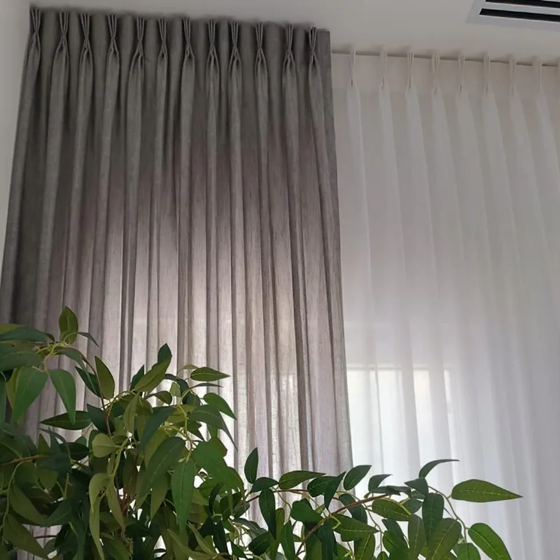 Instalación de cortinas riel hotelero visillo en residencial de Santo Domingo