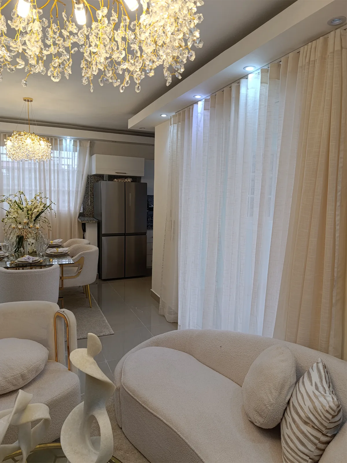 Instalación de cortinas de riel hotelero con visillo en sala comedor