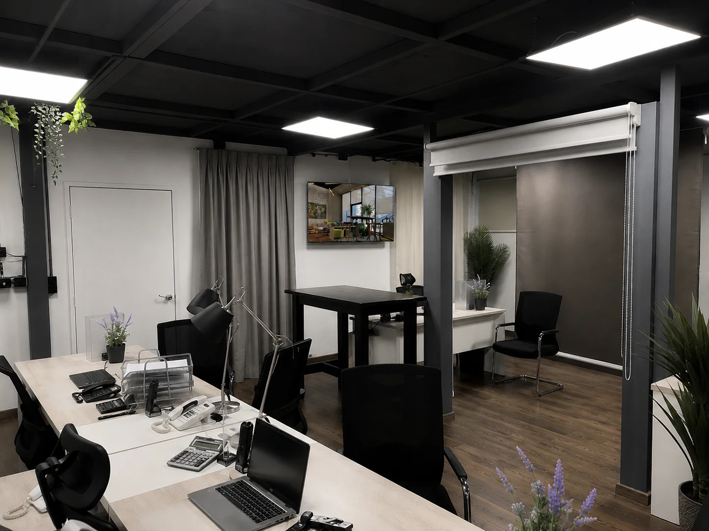oficina de ventas de blinds company con showroom de cortinas