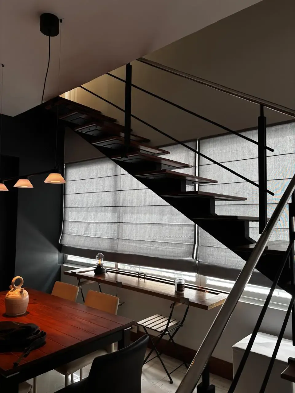 Cortina romana instalada por Blinds Company junto a una escalera en Santo Domingo