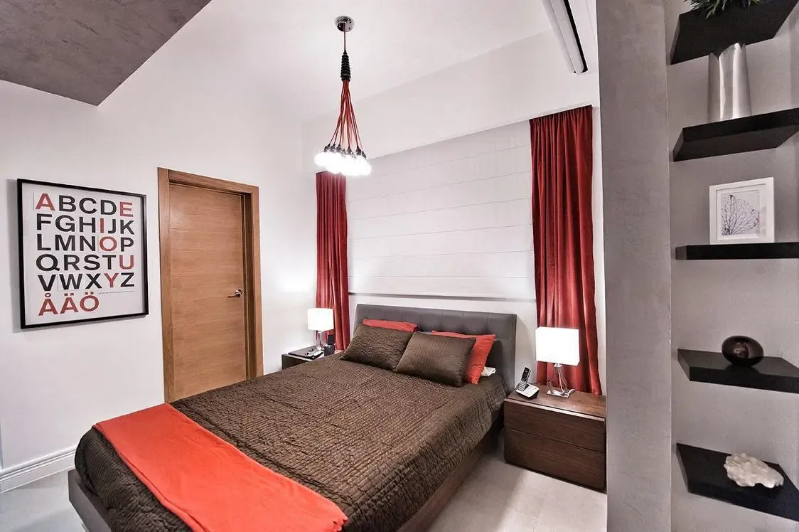 Cortina romana instalada en habitación con cortinas decorativas en Santo Domingo