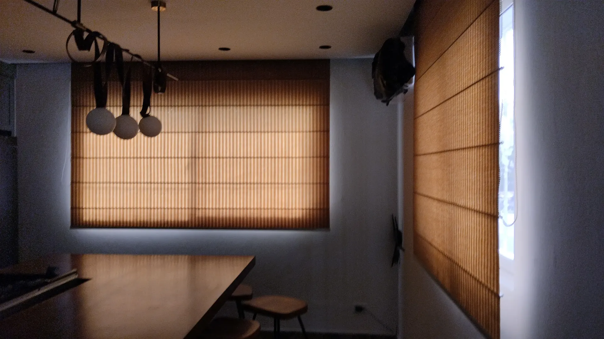 Instalación de cortina romana de madera en comedor por Blinds Company