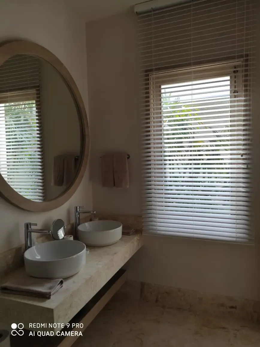 Cortina veneciana instalada en baño en República Dominicana