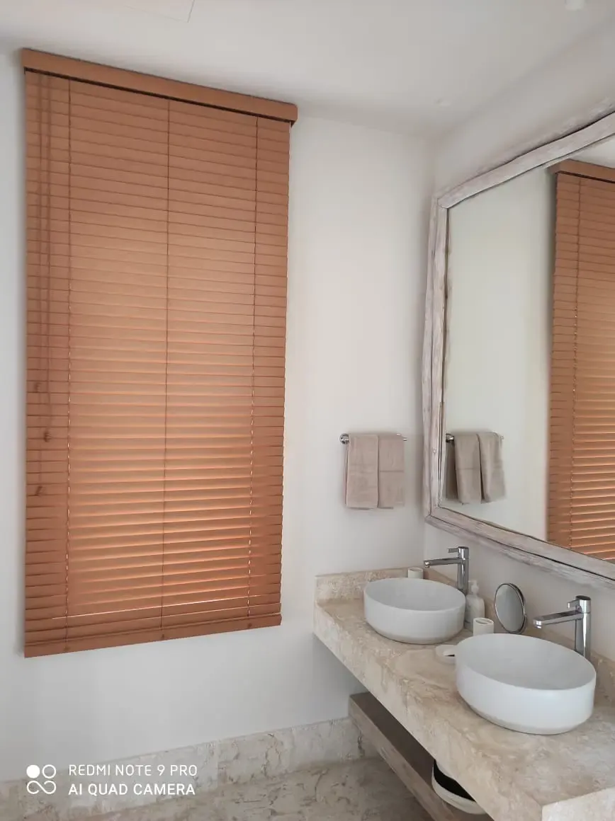 Cortina veneciana de madera instalada en baño por Blinds Company