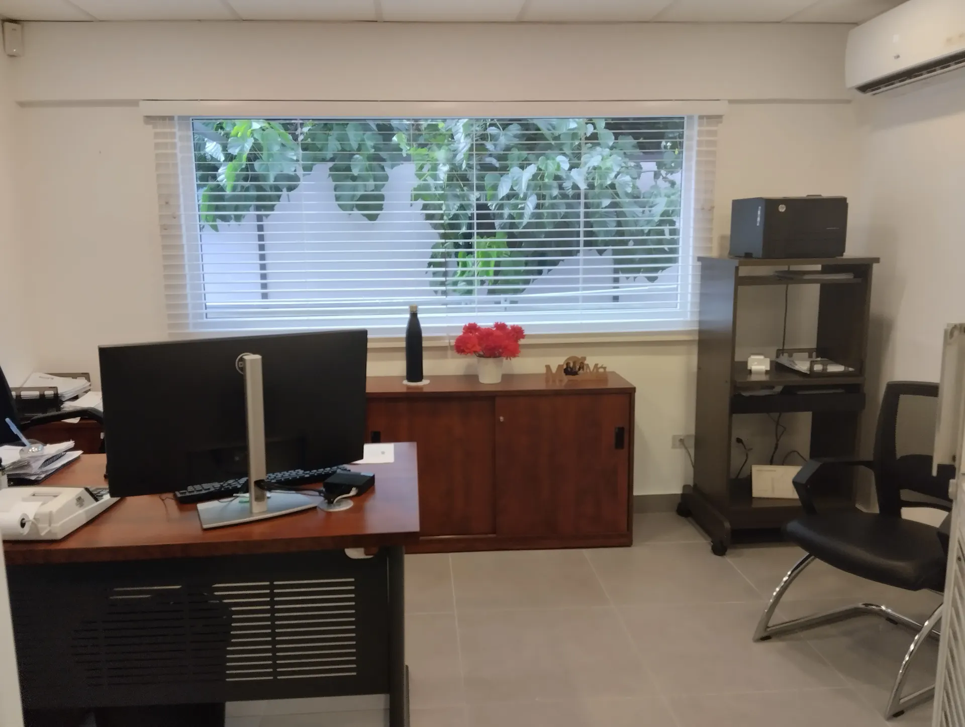 Instalación de cortina veneciana en oficina por Blinds Company