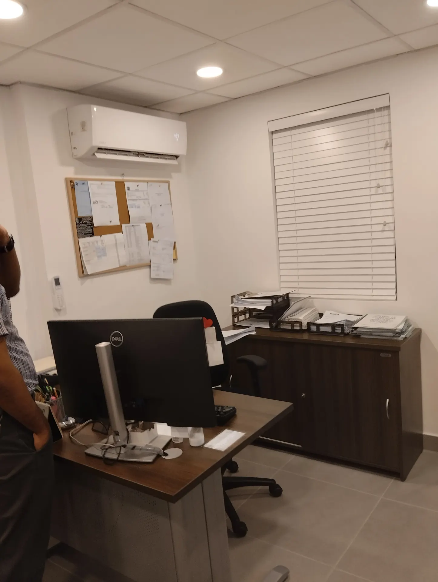 Cortina veneciana instalada en oficina en Santo Domingo