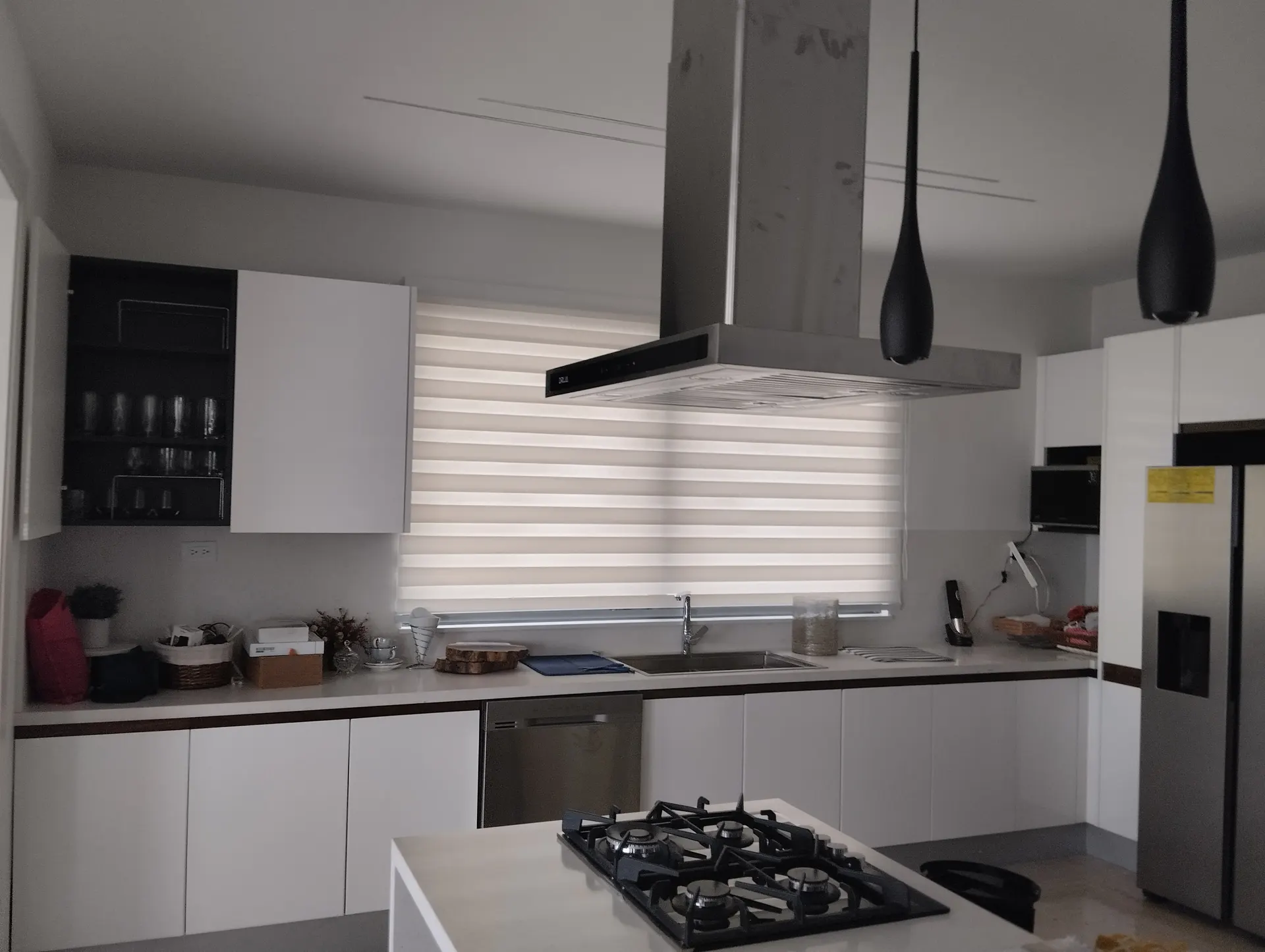 Cortina Zebra instalada en cocina con isla central