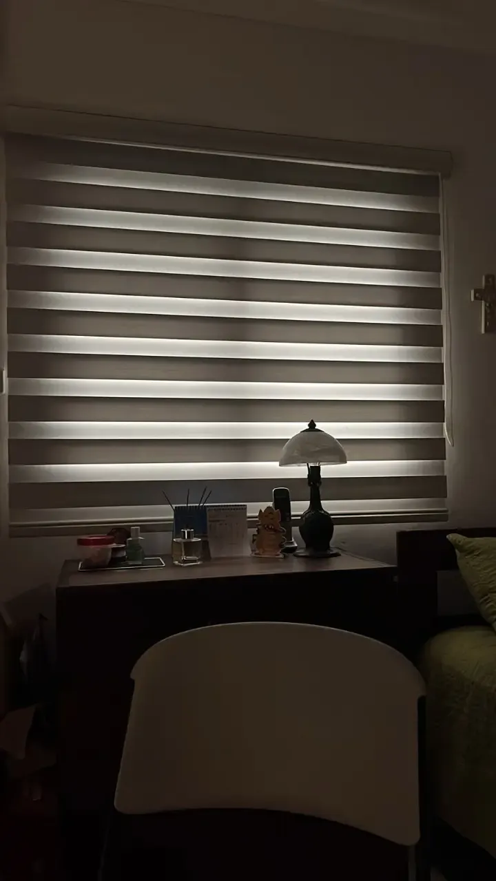 Cortina Zebra instalada en área de escritorio