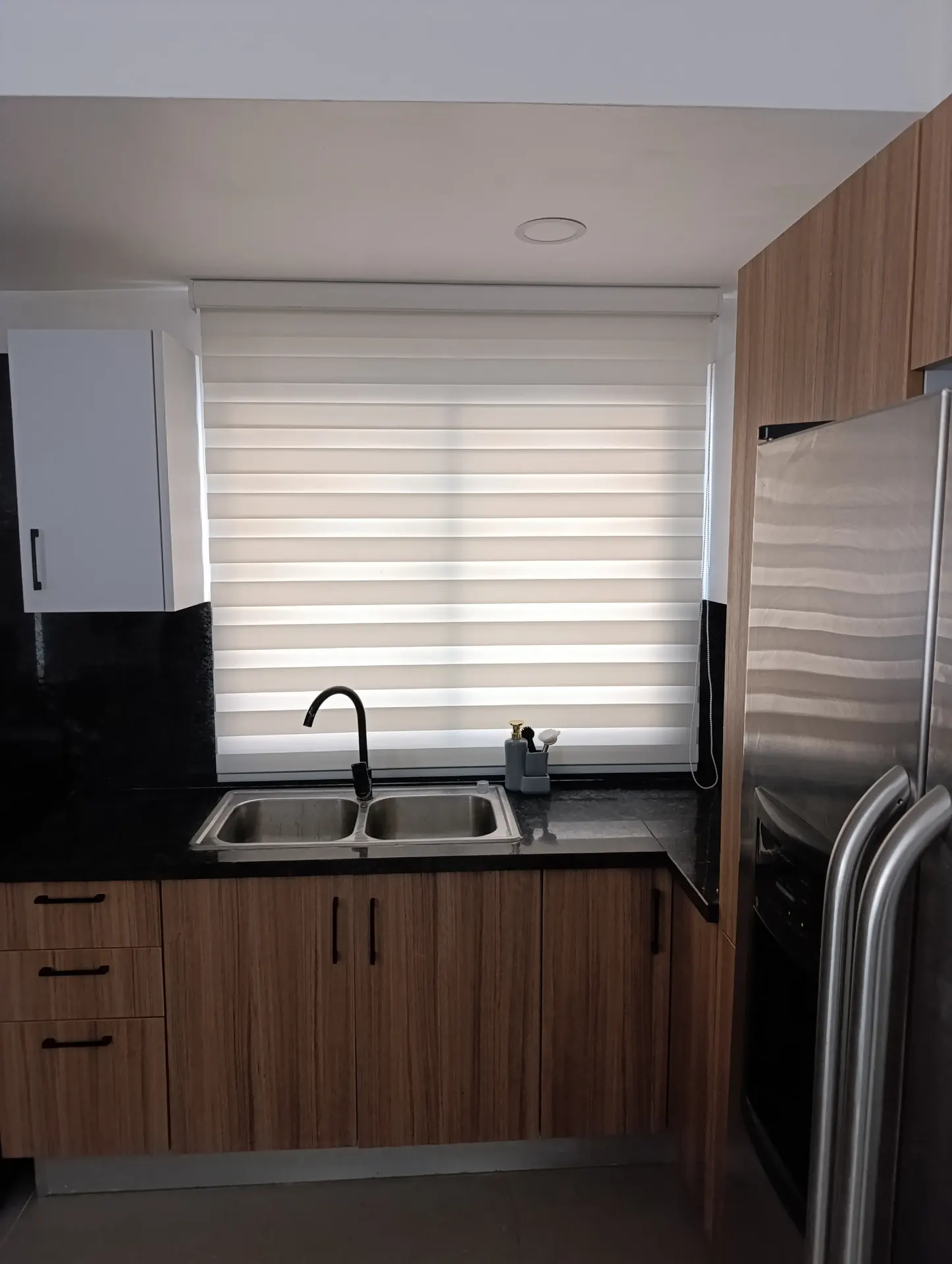 Detalle de instalación de cortina Zebra en techo