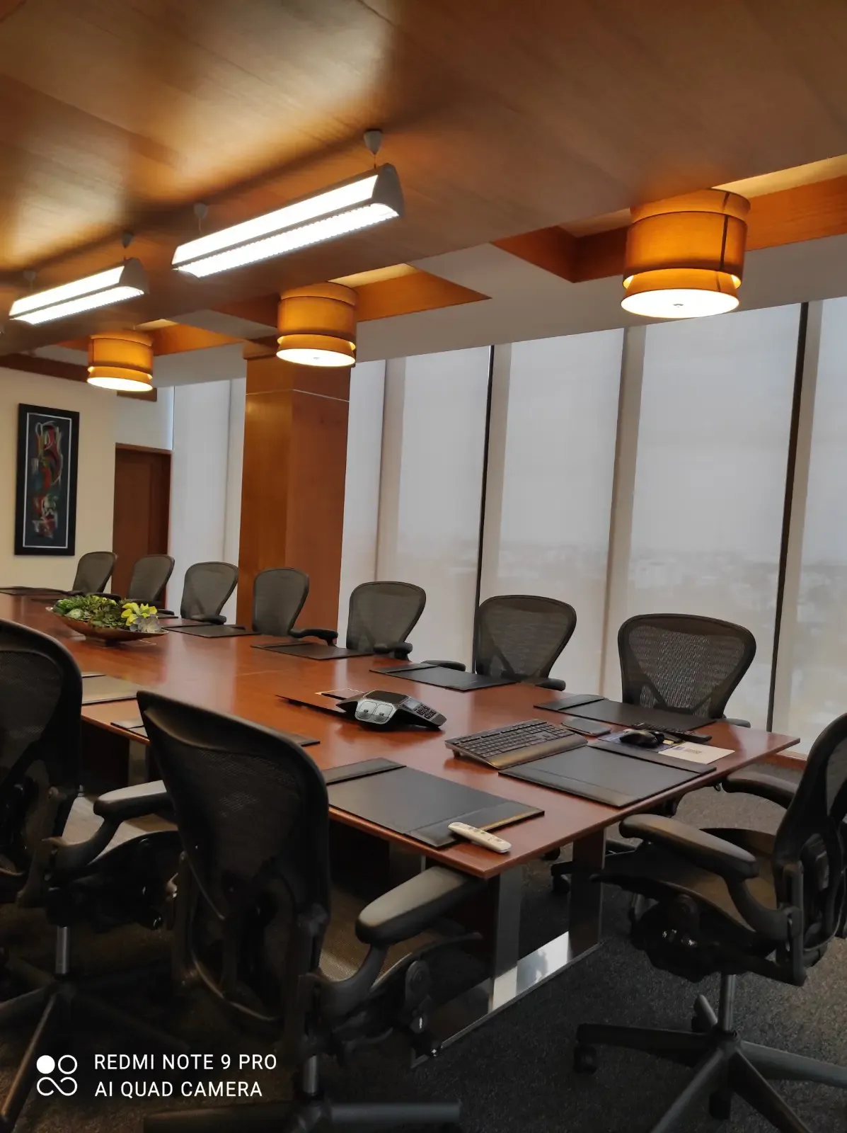 Cortinas enrollables en sala de reuniones de oficina