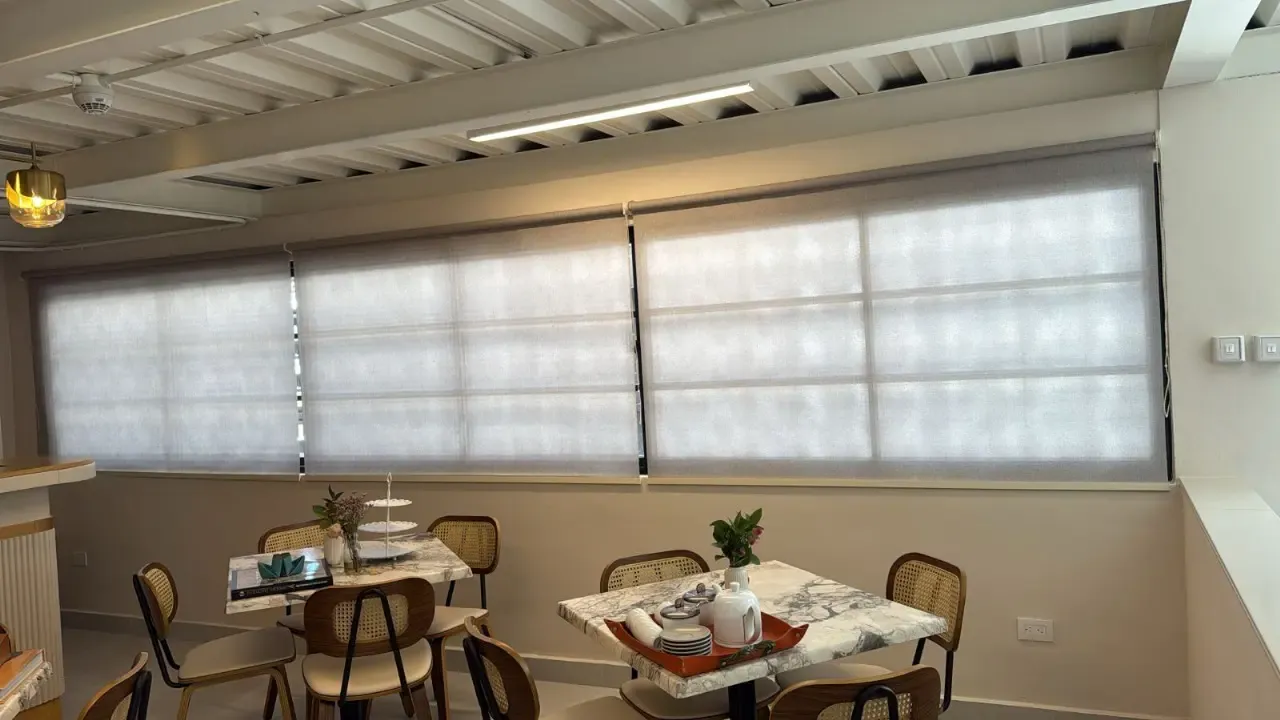 Cortinas enrollables screen en comedor de restaurante