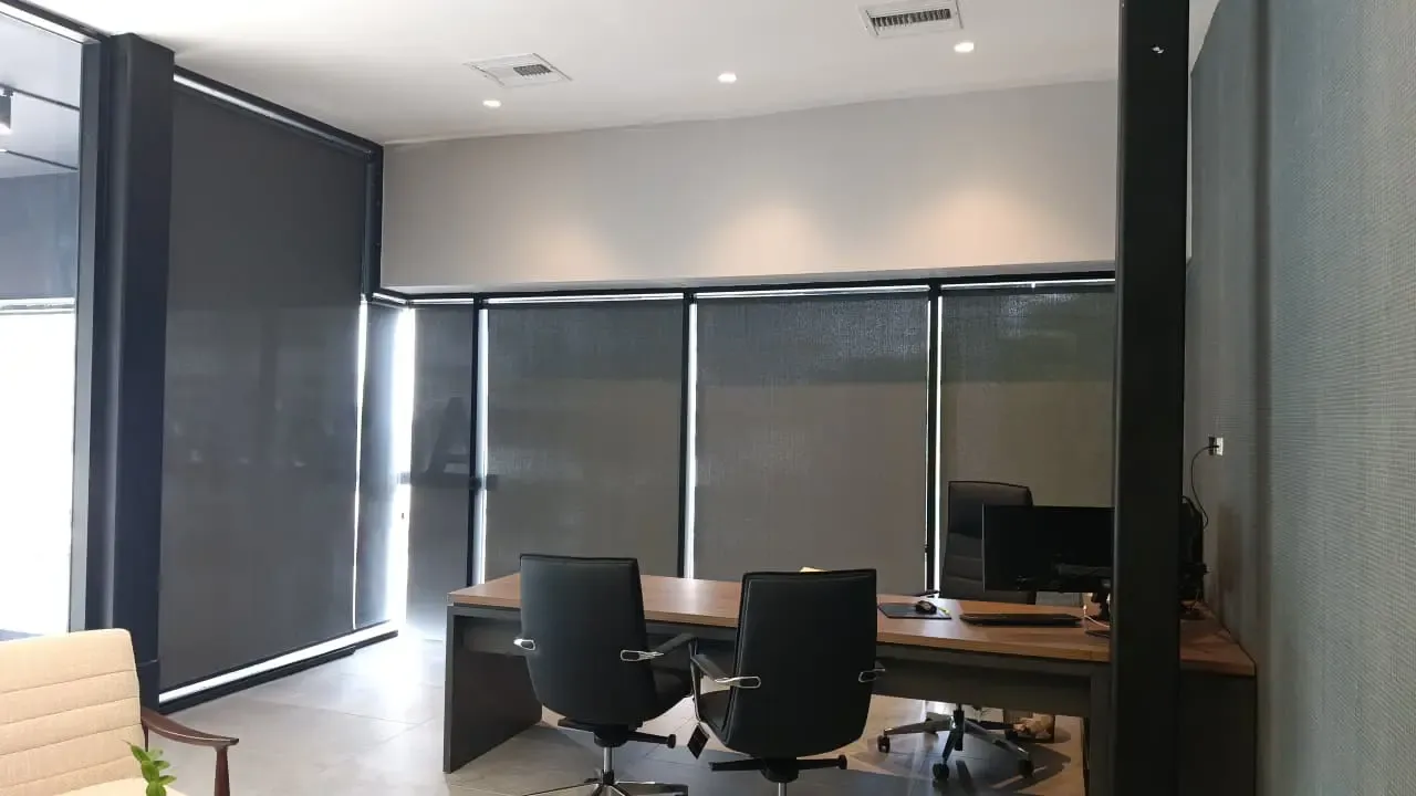 Cortinas enrollables screen en oficina ejecutiva