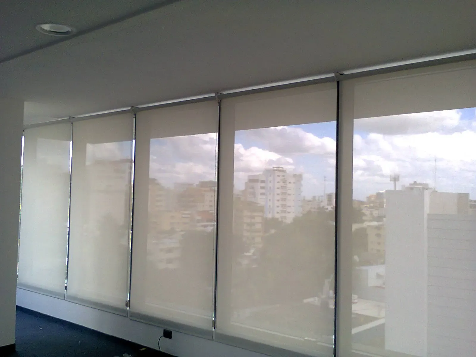 Cortinas enrollables en ventanales en oficina República Dominicana