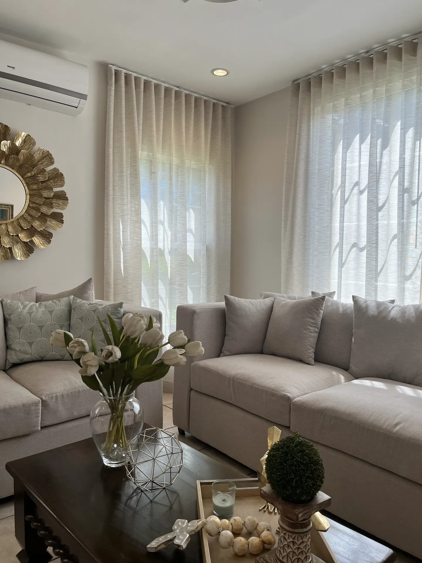 Cortinas de ondas perfectas instaladas en sala esquinera por Blinds Company en República Dominicana
