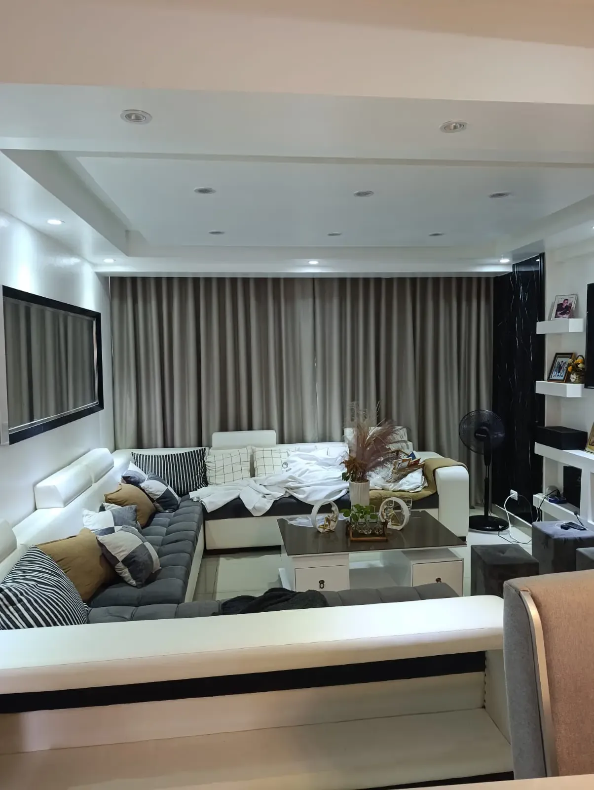 Instalación de cortinas de ondas perfectas en sala de TV en Santo Domingo