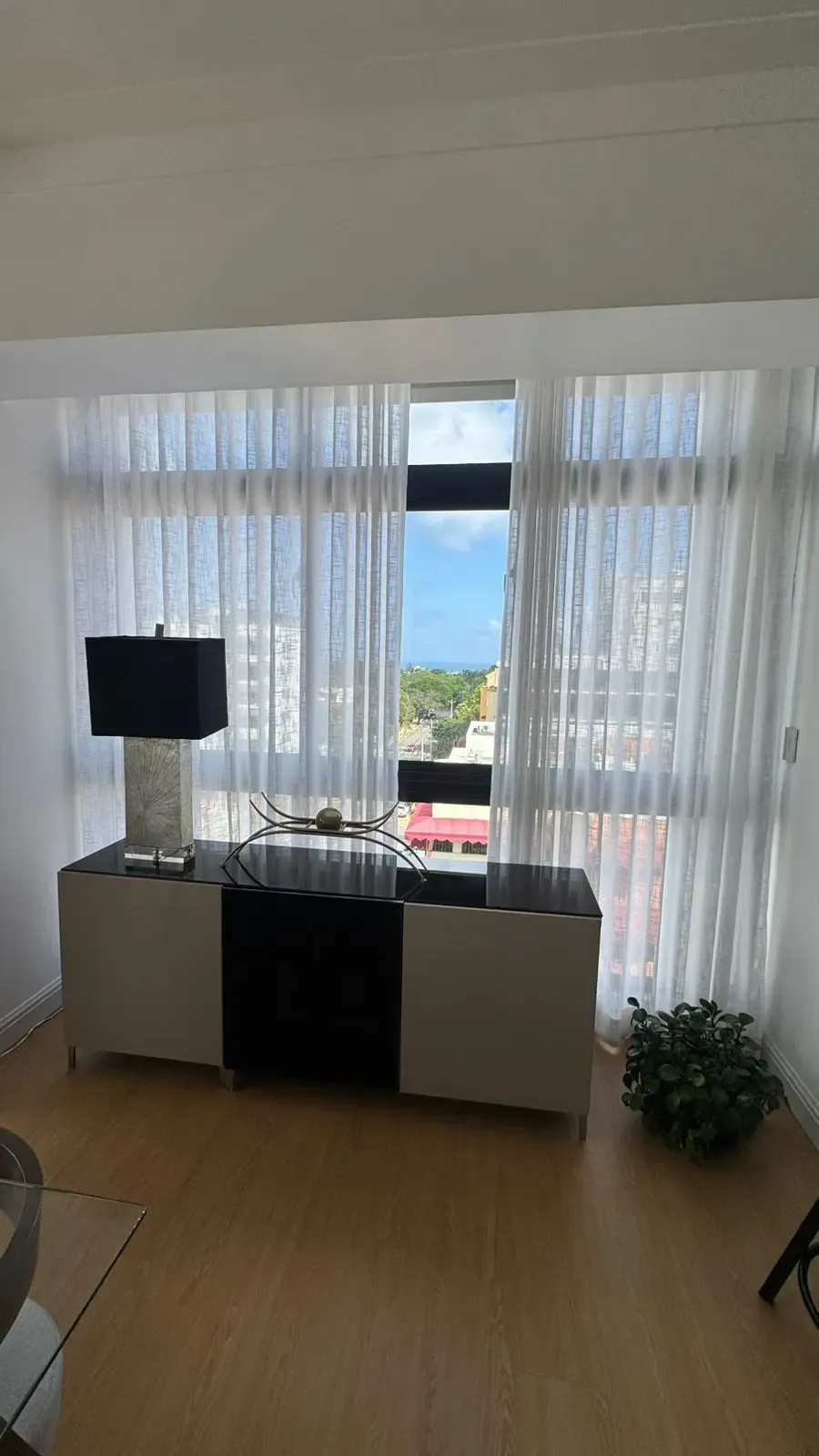 Instalación de cortinas de ondas perfectas en ventanal de sala en República Dominicana