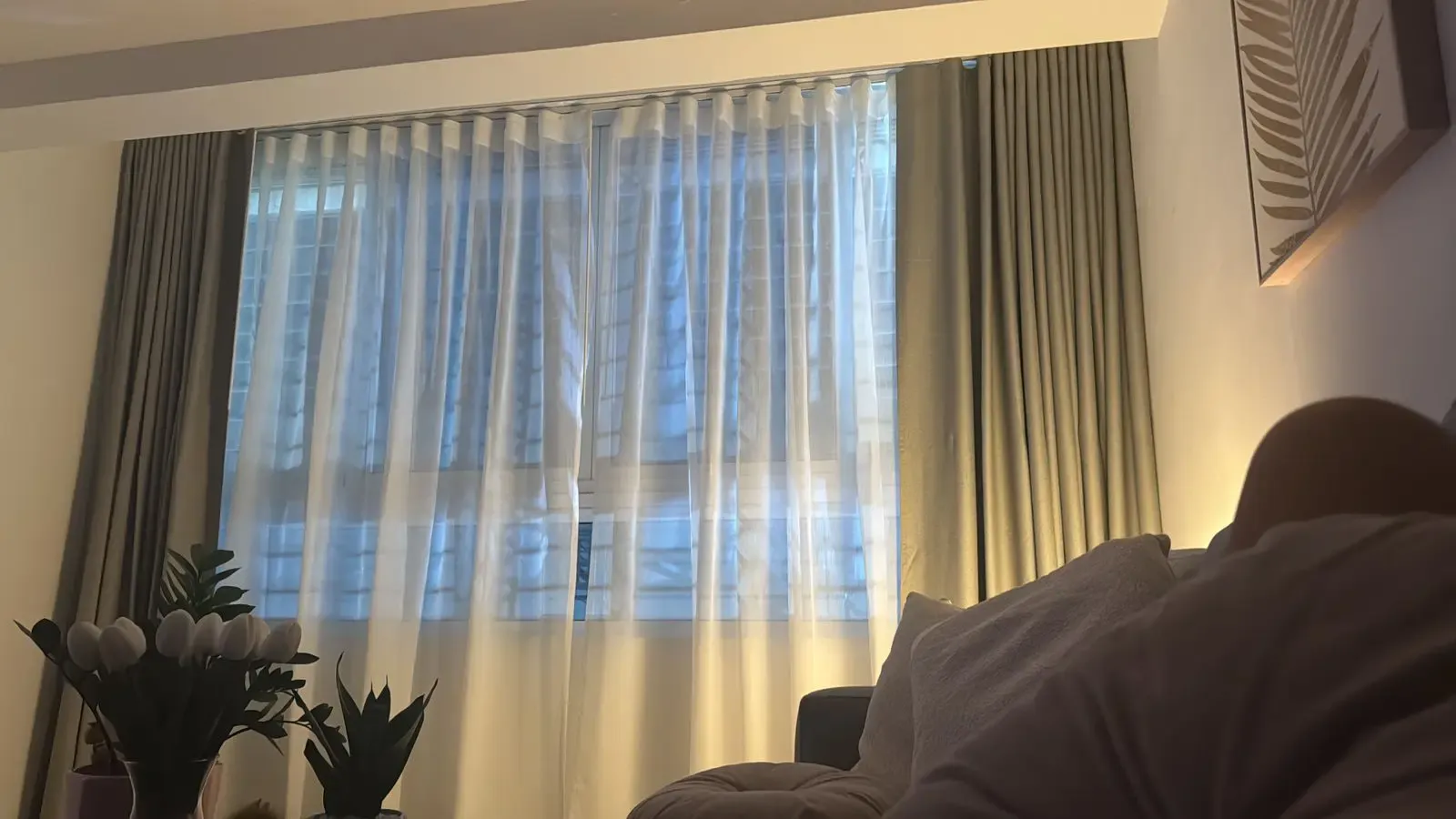 Instalación de cortinas de ondas perfectas grises en ventanal de sala en Santo Domingo
