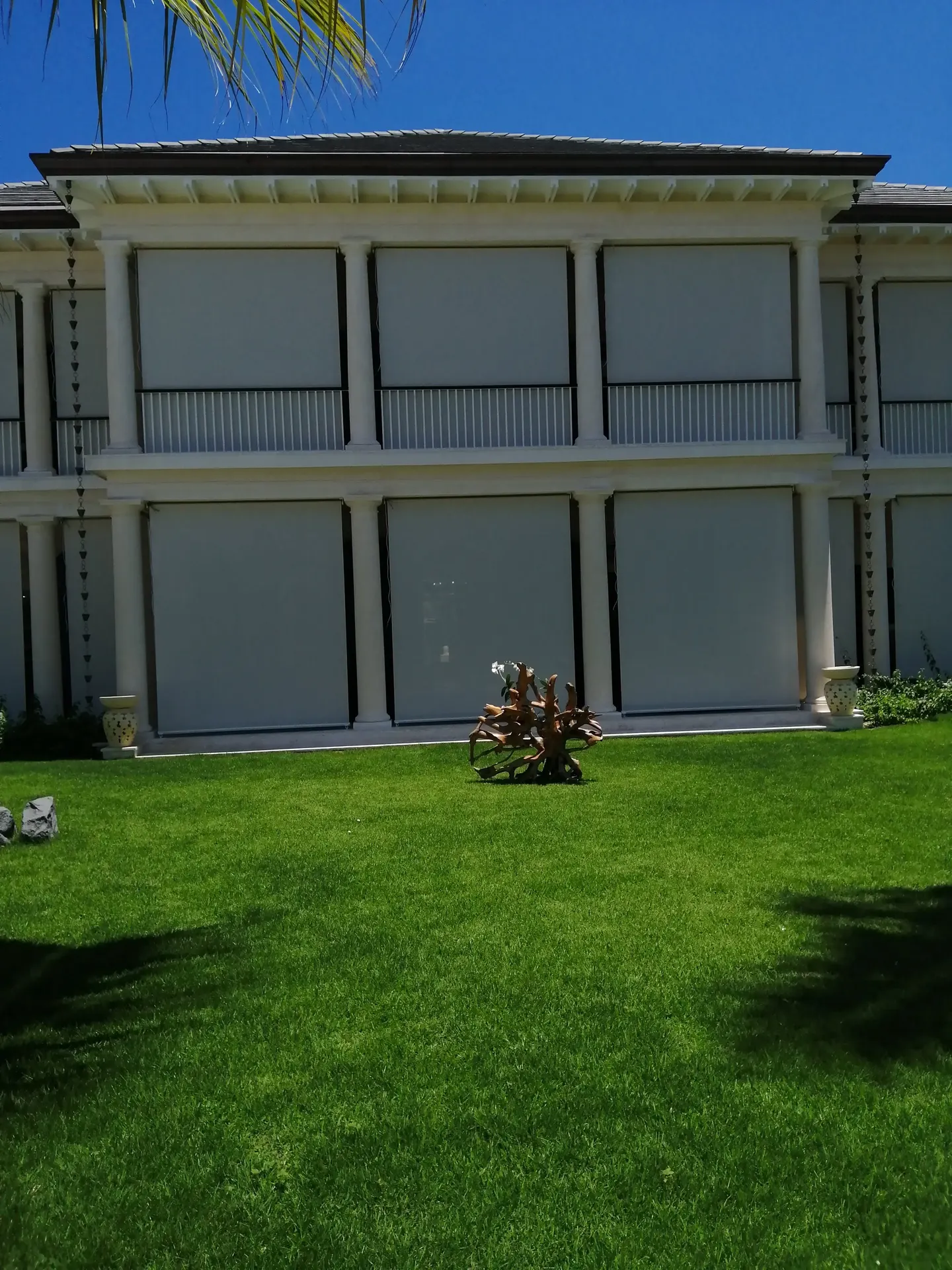 Cortinas Perma instaladas en fachada residencial en República Dominicana