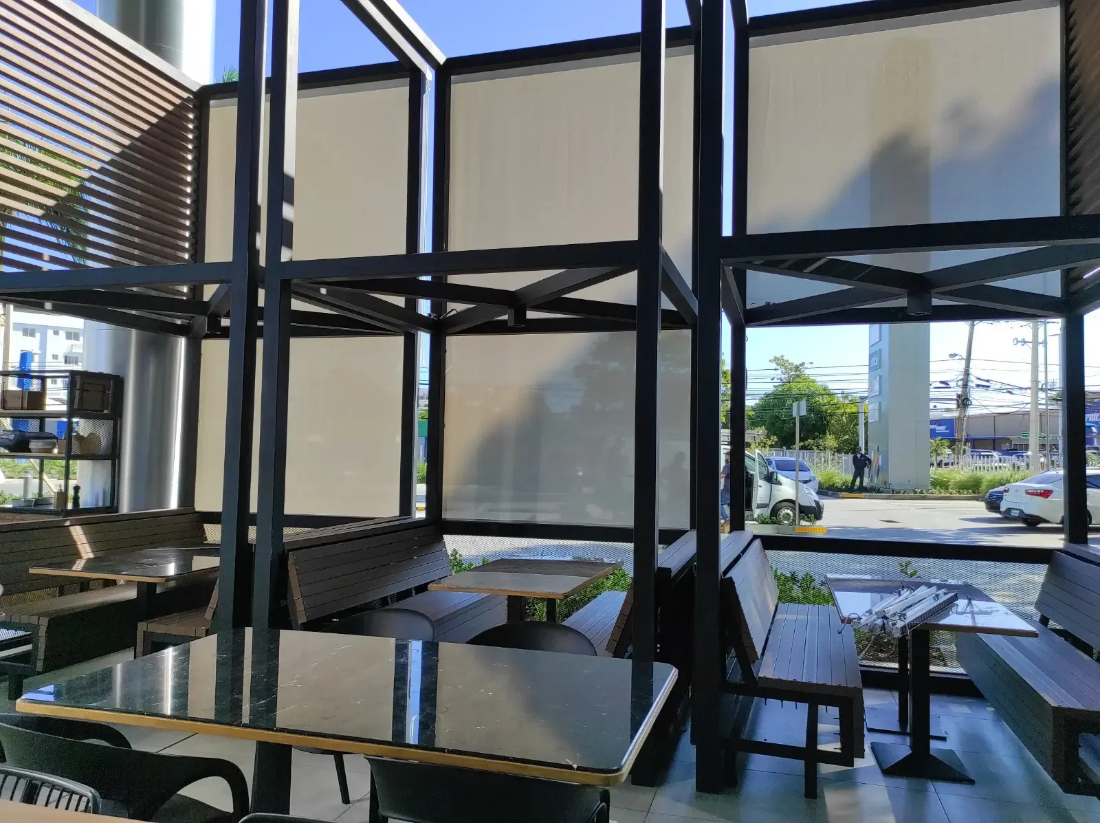 Instalación de cortinas Perma Screen en restaurante de Metro Plaza