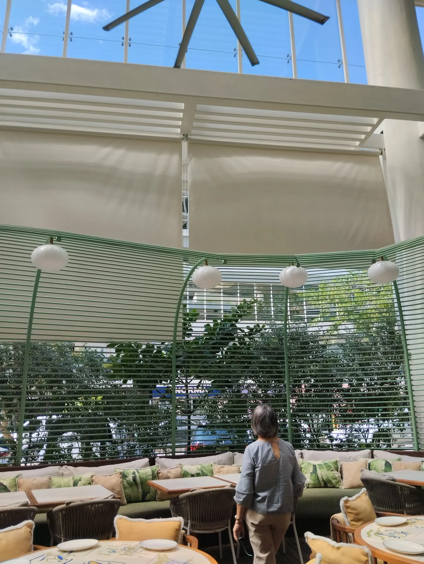 Cortinas Perma Screen instaladas en jardín de restaurante Casa Luca