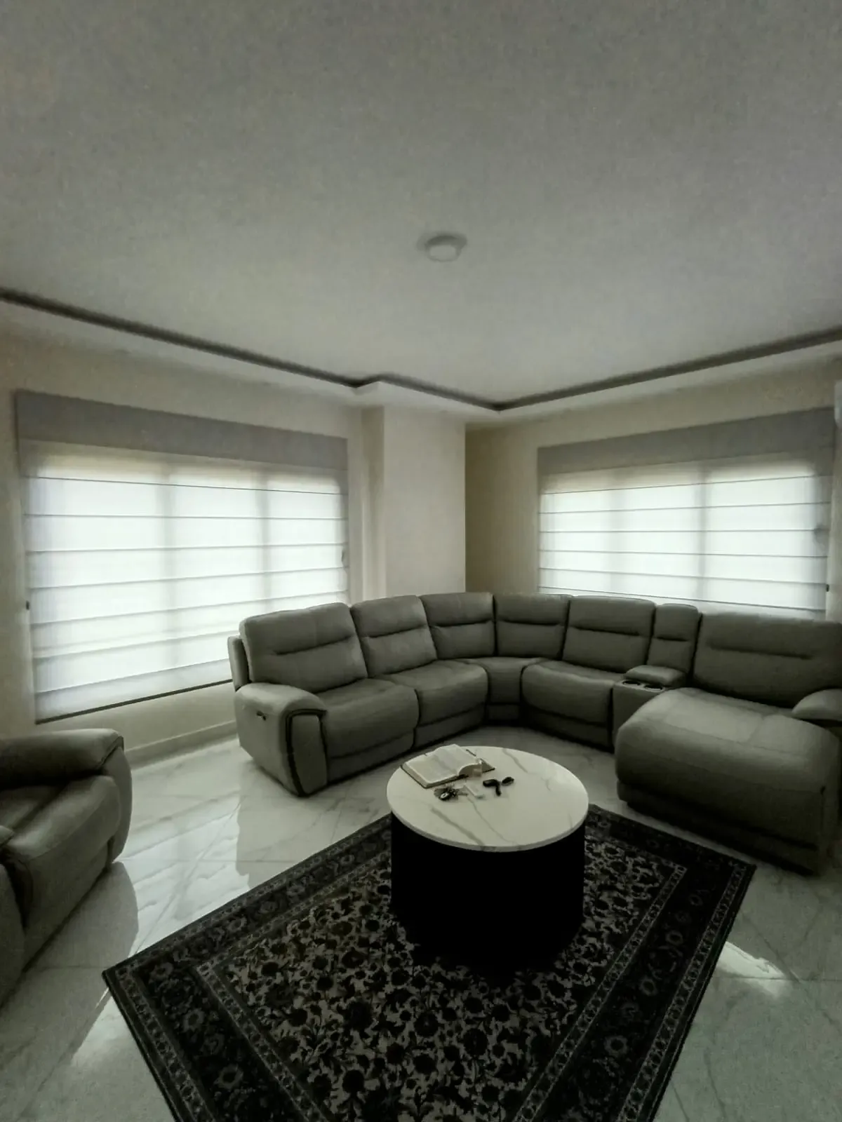 Cortinas romanas instaladas por Blinds Company en una sala