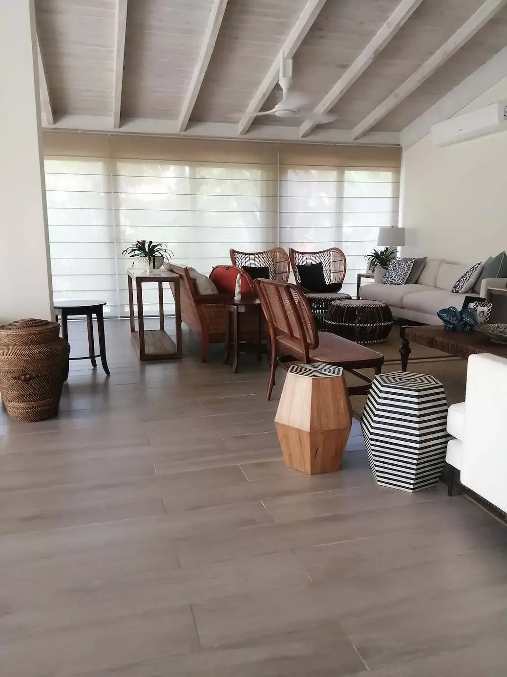 Cortinas romanas instaladas en sala en República Dominicana