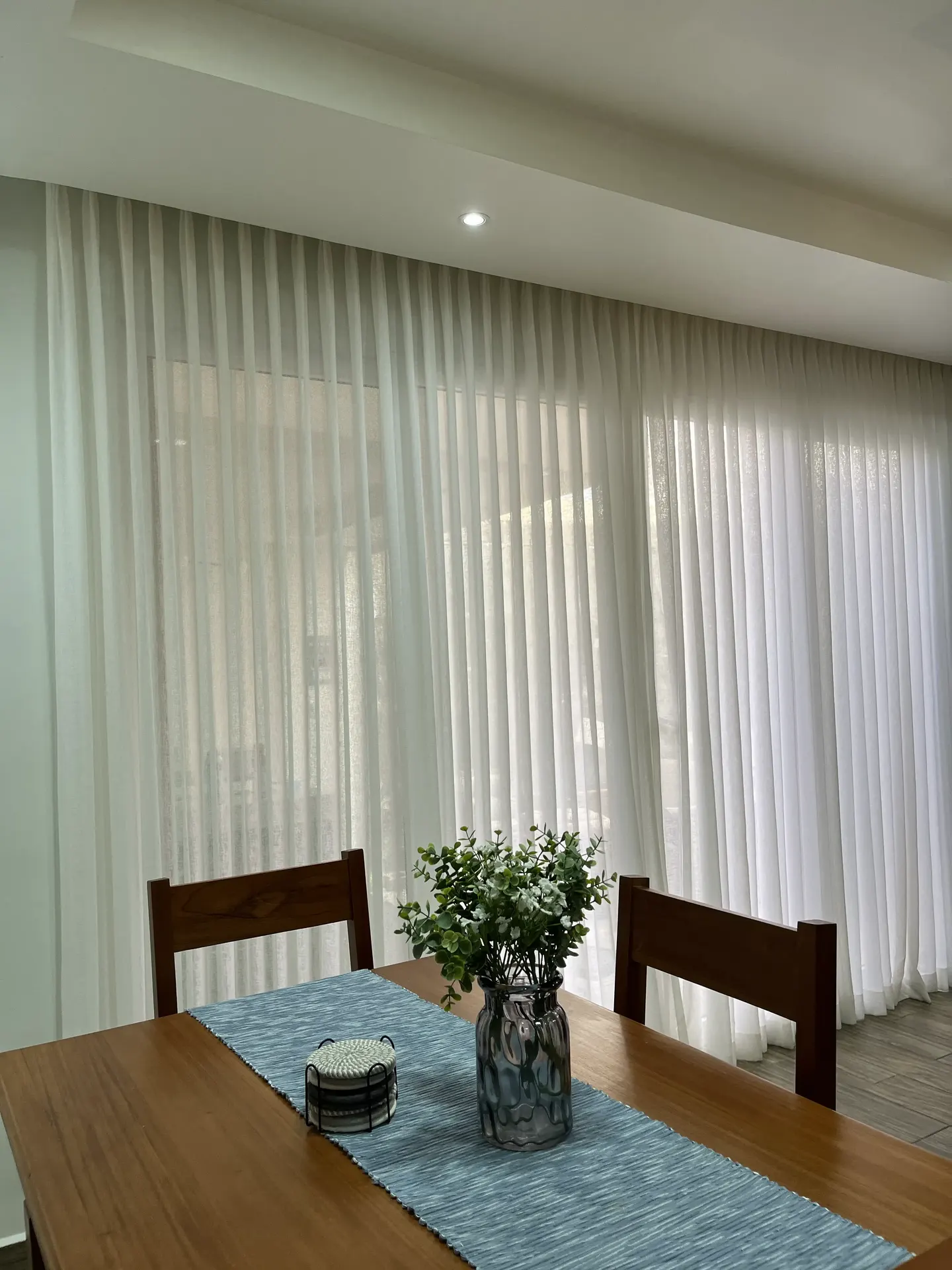 Cortinas tachonadas instaladas en comedor en Santo Domingo