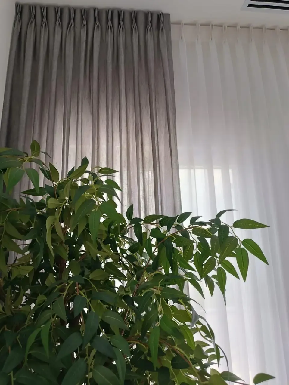 Cortinas tachonadas gris y blanca instaladas por Blinds Company en Santo Domingo