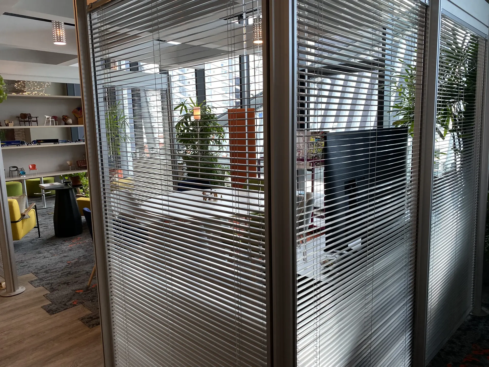Cortinas venecianas de aluminio instaladas en divisiones de oficina en Ergotec, Santo Domingo