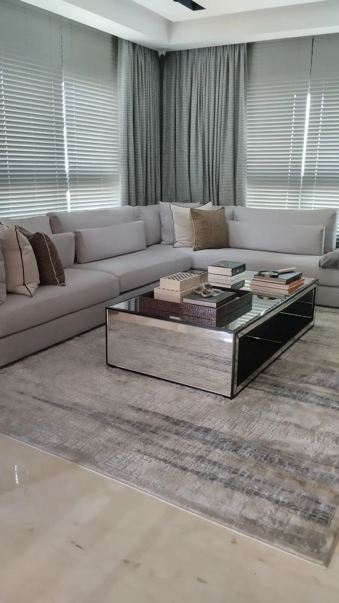 Cortinas venecianas instaladas por Blinds Company en una sala